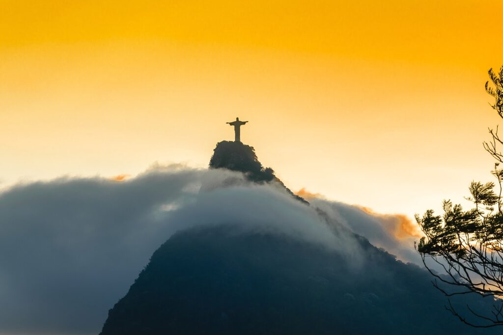 Quais as cidades turísticas no Brasil que atraem visitantes? 2 rio de janeiro cristo