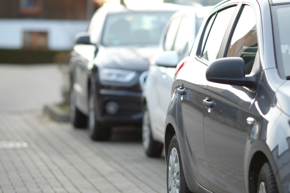 Seguro de Carro: Como Para Proteger o Veículo 2 carros estacionados