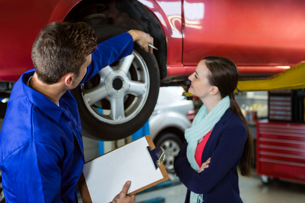 mostrando mechanic cliente o problema com o carro